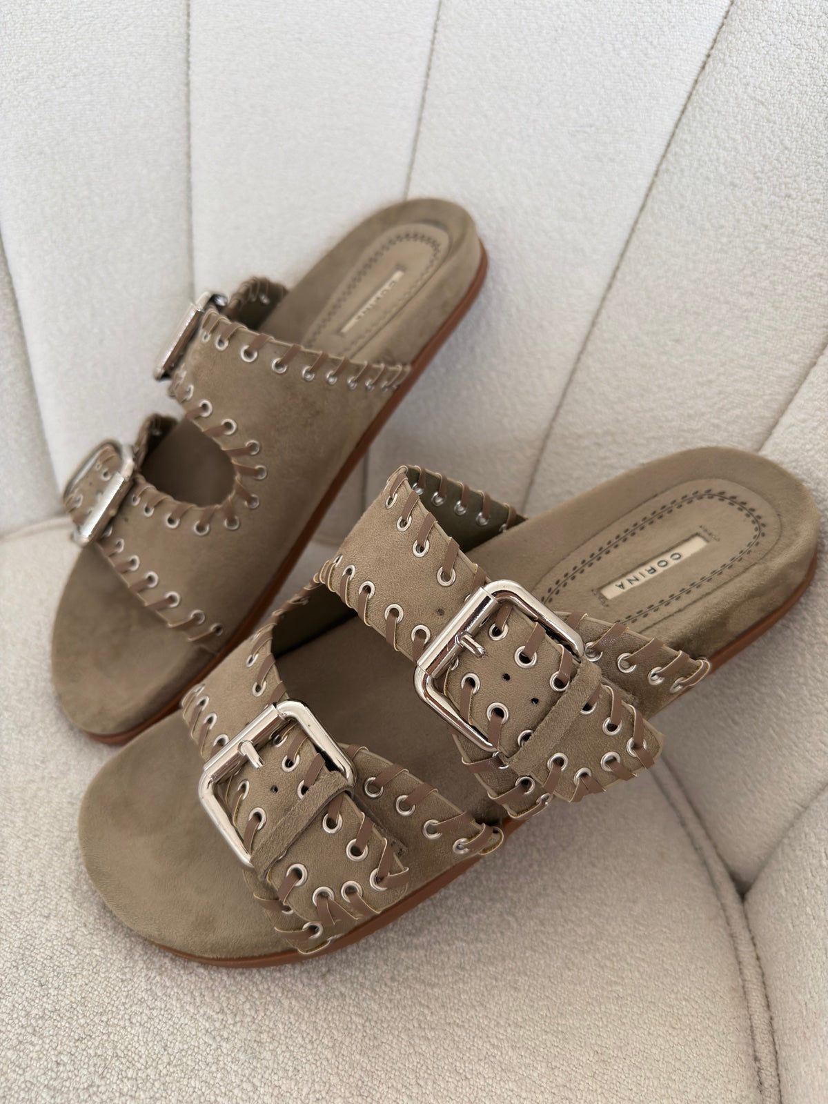 AMELIE-SANDALO CON BORCHIE VERDE MILITARE
