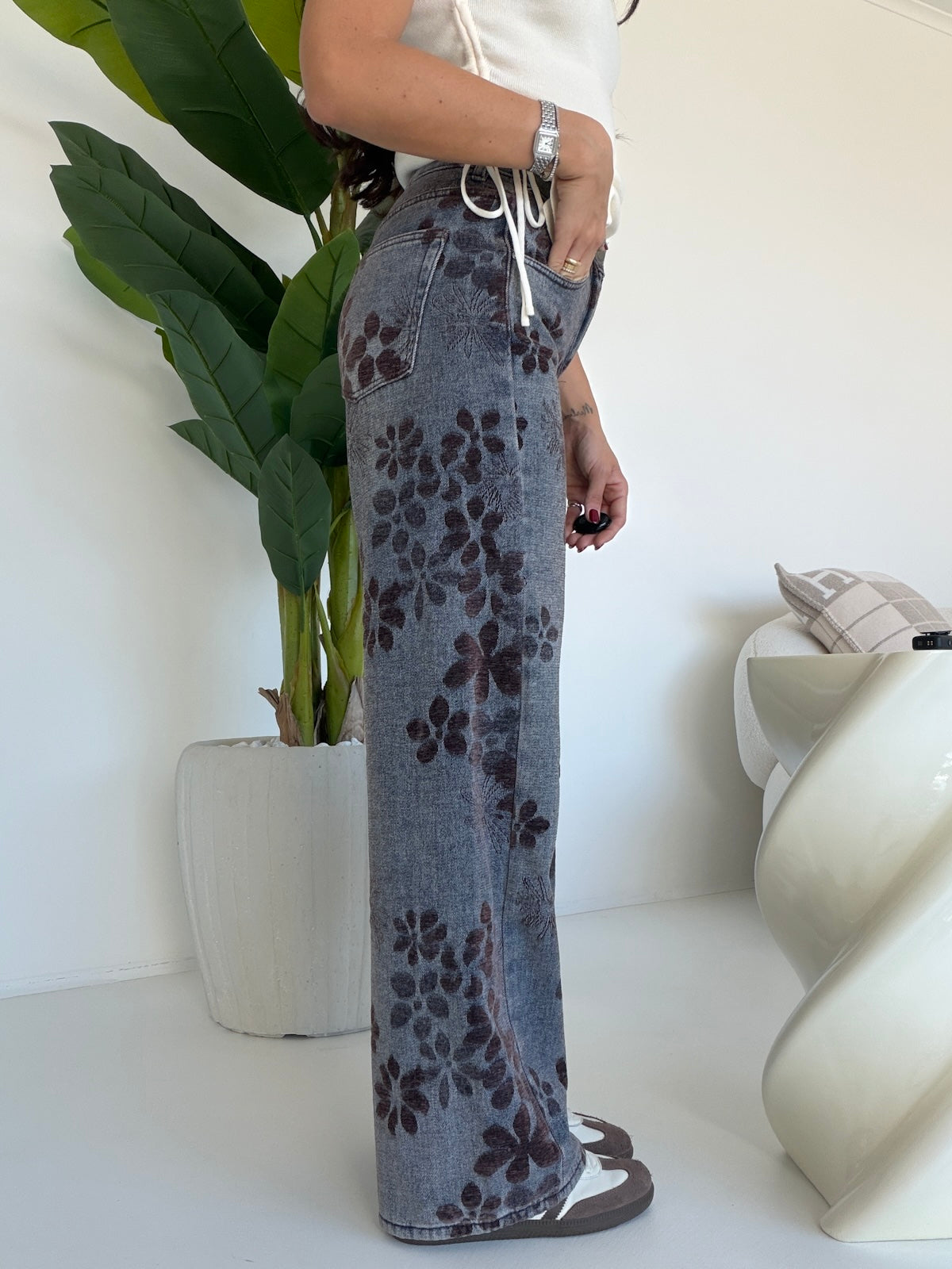W001-JEANS FLOWER CHOCO