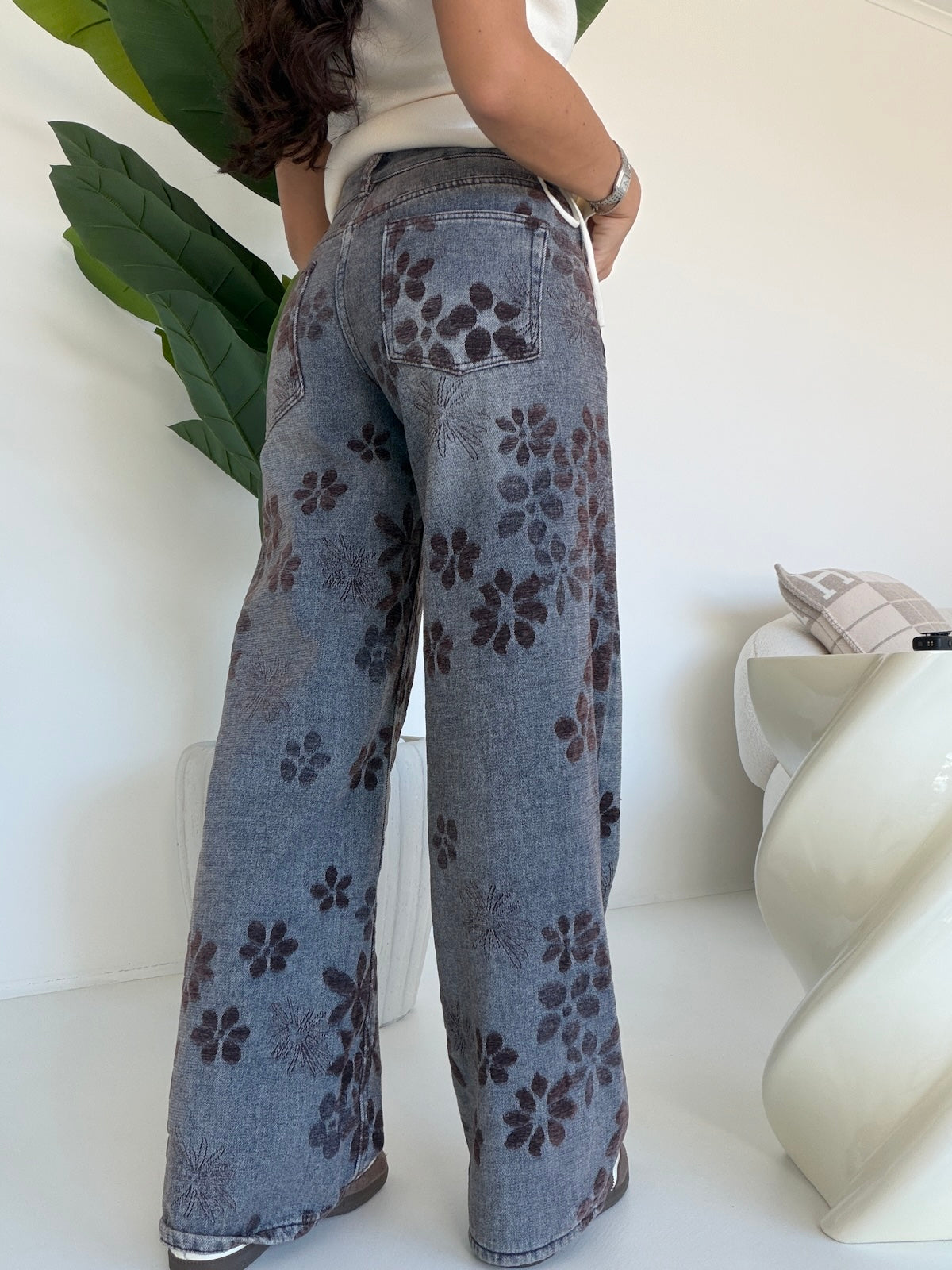 W001-JEANS FLOWER CHOCO