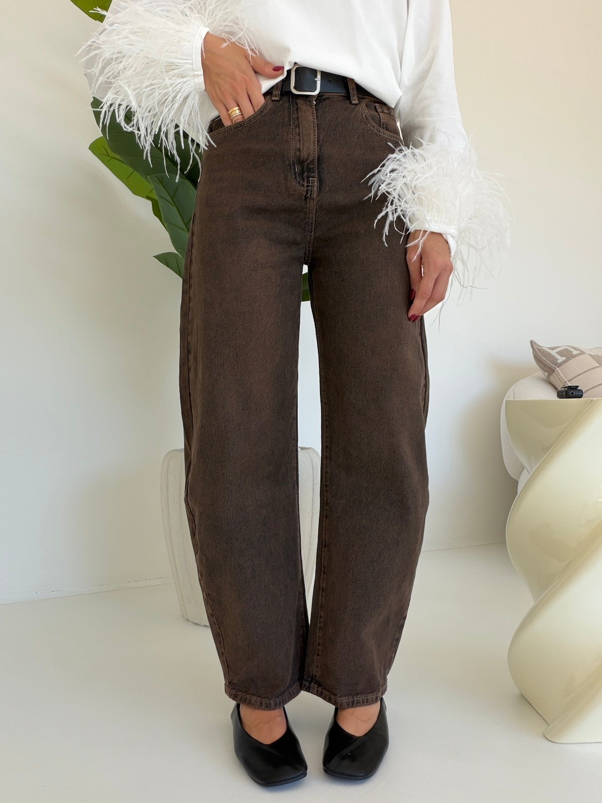 J114-JEANS BARREL+CINTURA CHOCO