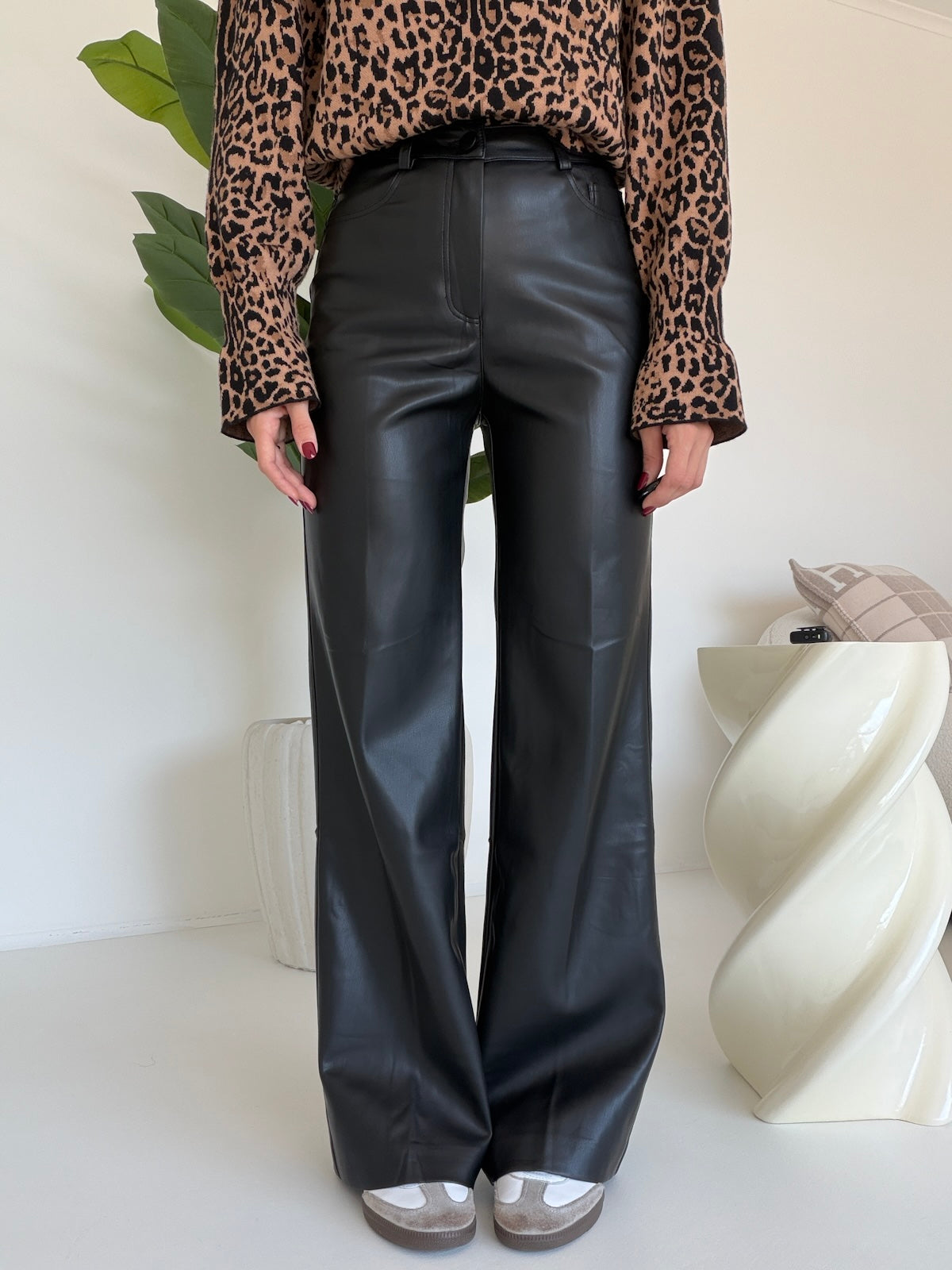 VS9022-1-PANTALONE IN ECO PELLE NERO