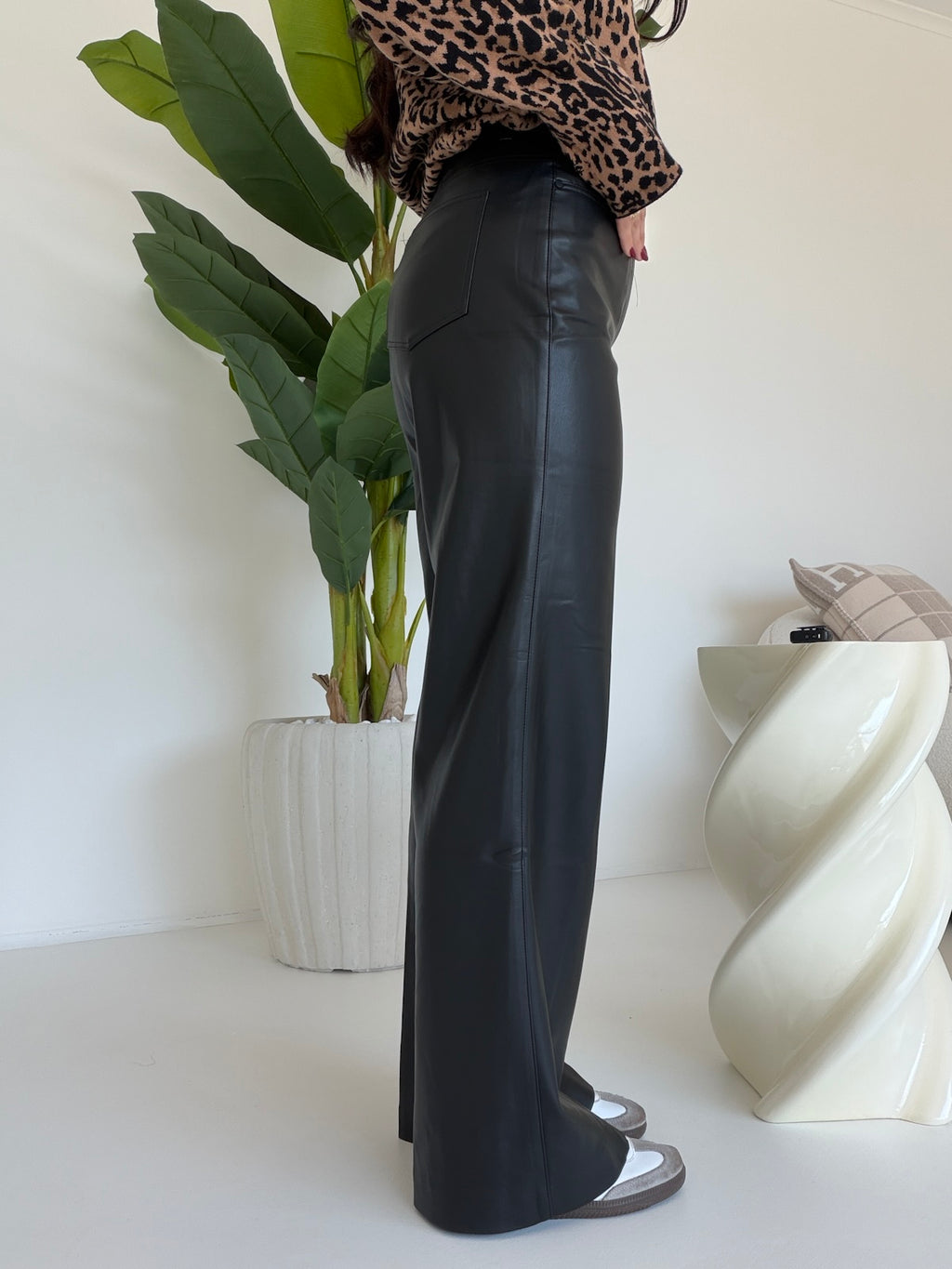 VS9022-1-PANTALONE IN ECO PELLE NERO