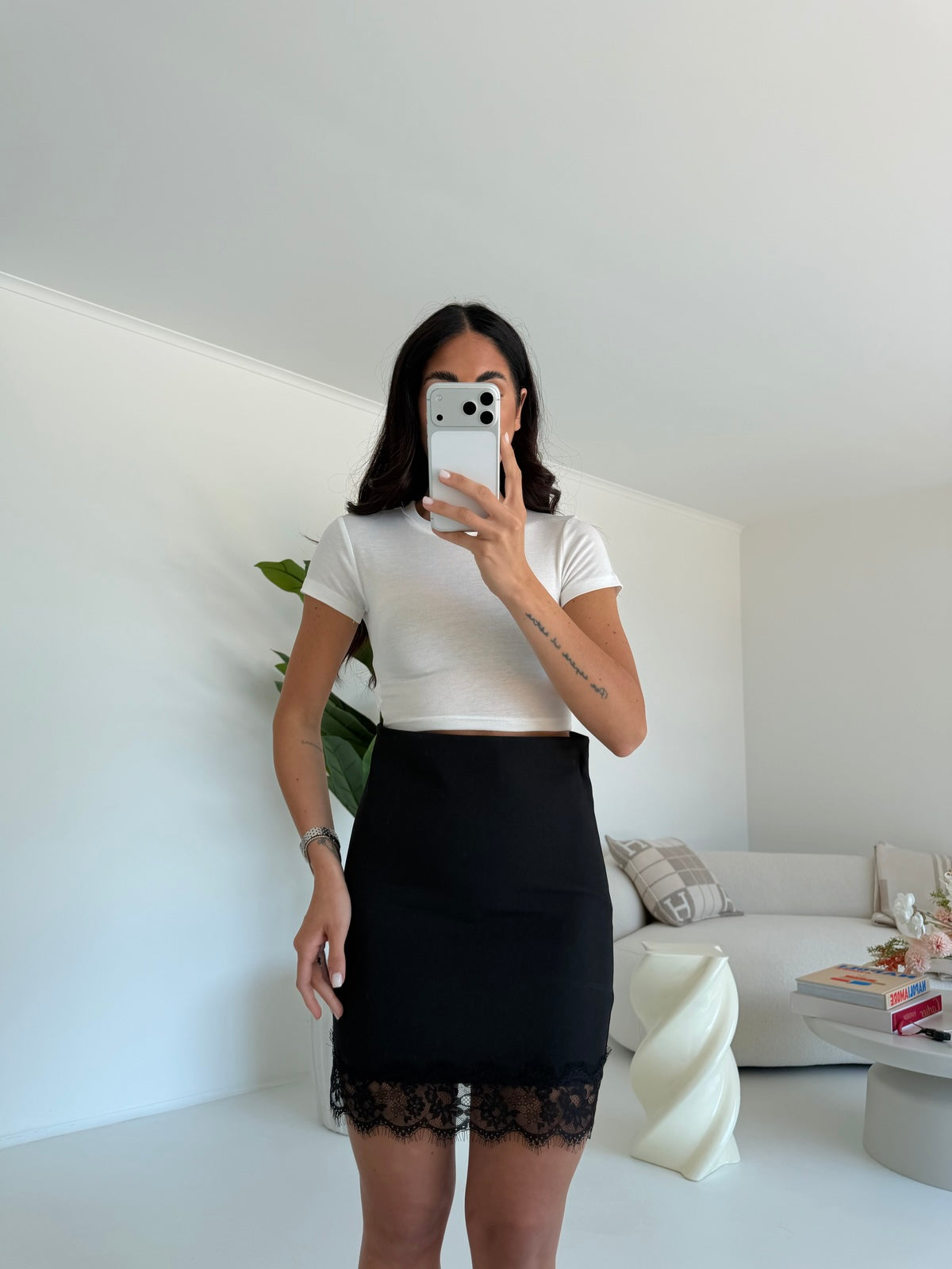 MINI GONNA BORDO IN PIZZO NERA