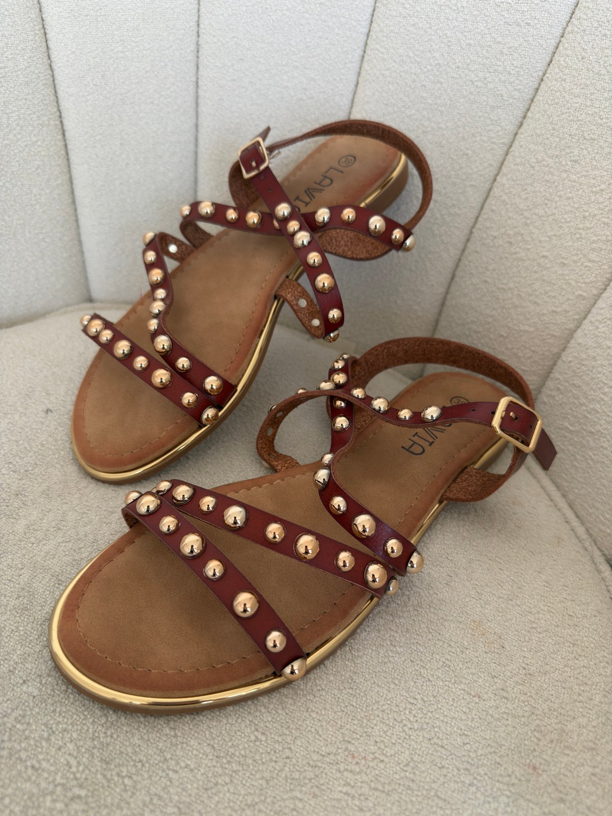 ELE-SANDALO CON BORCHIE CAMEL