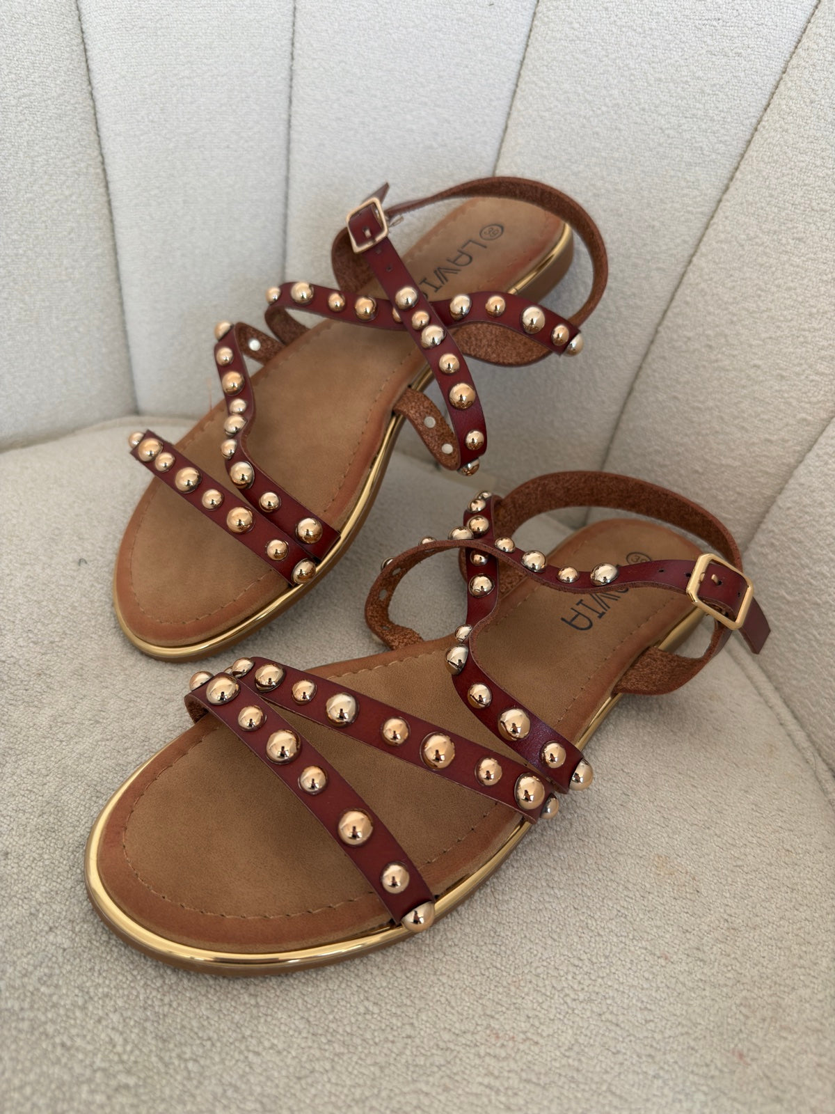 ELE-SANDALO CON BORCHIE CAMEL