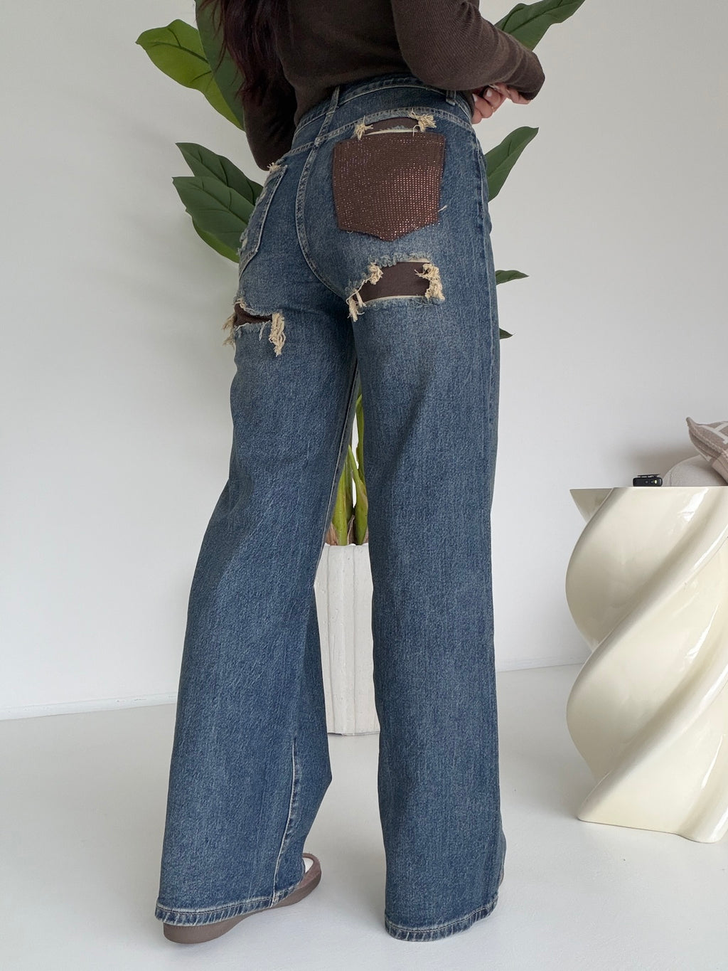 LW-2032-JEANS TEARS CHOCO