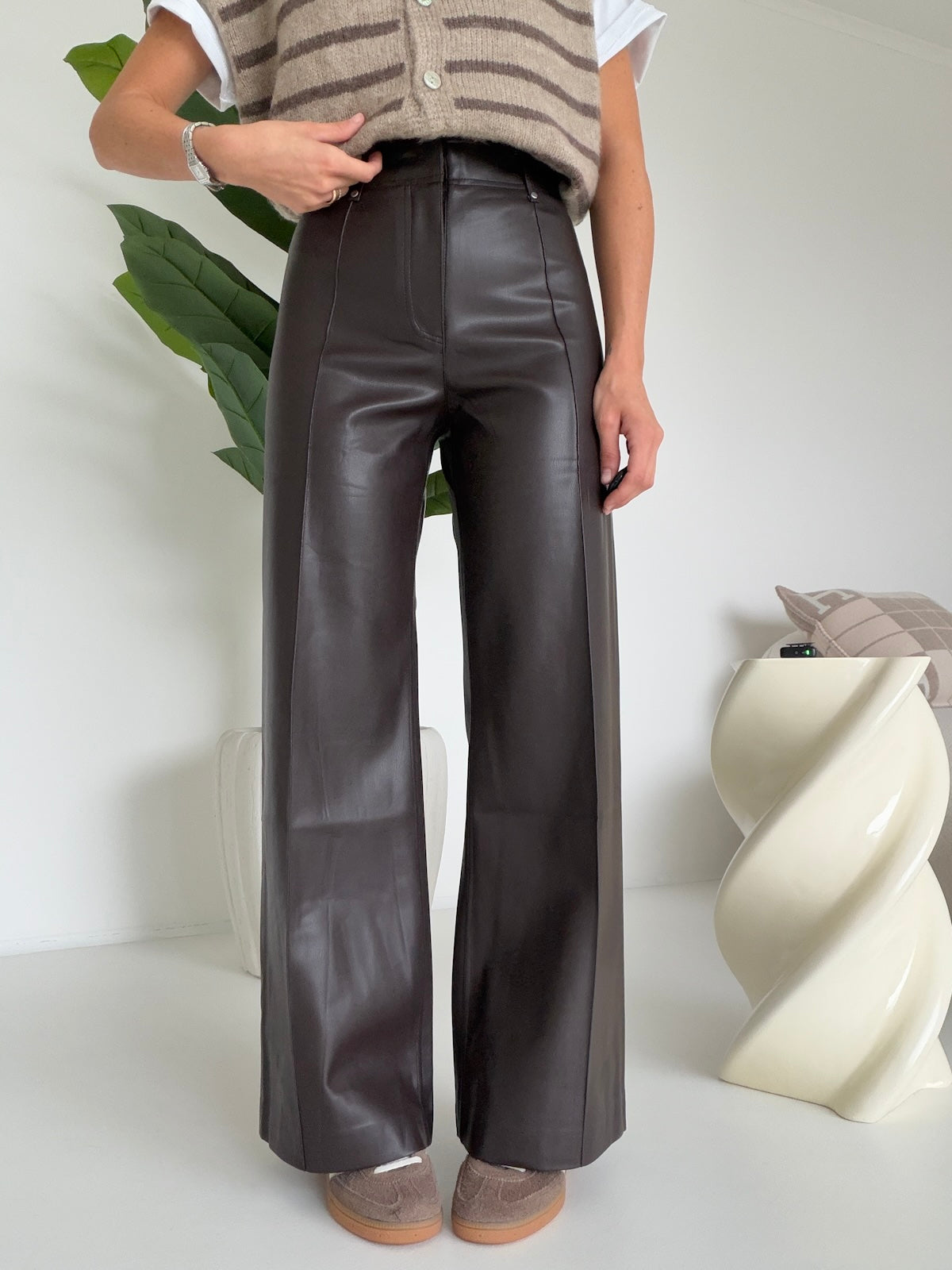 VS9026-26-PANTALONE IN ECO PELLE CHOCO