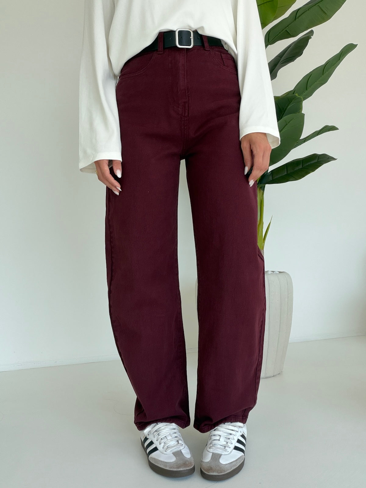 J115-JEANS BARREL+CINTURA BORDEAUX
