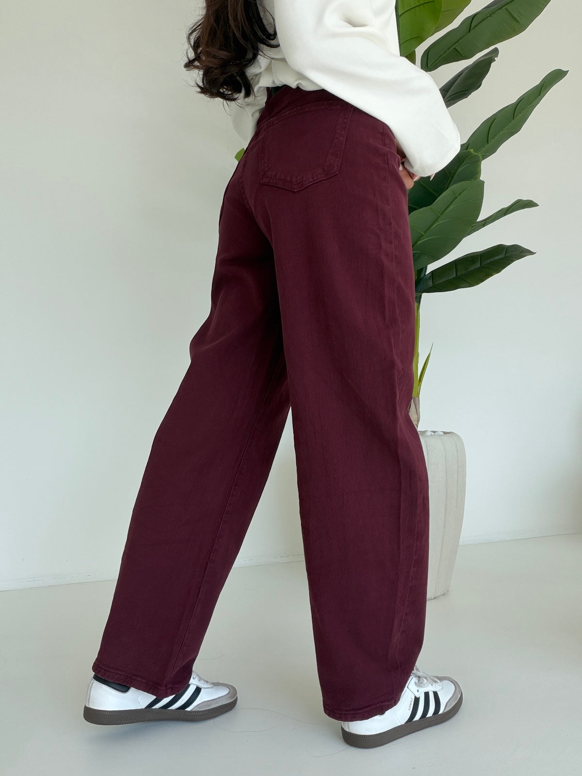 J115-JEANS BARREL+CINTURA BORDEAUX