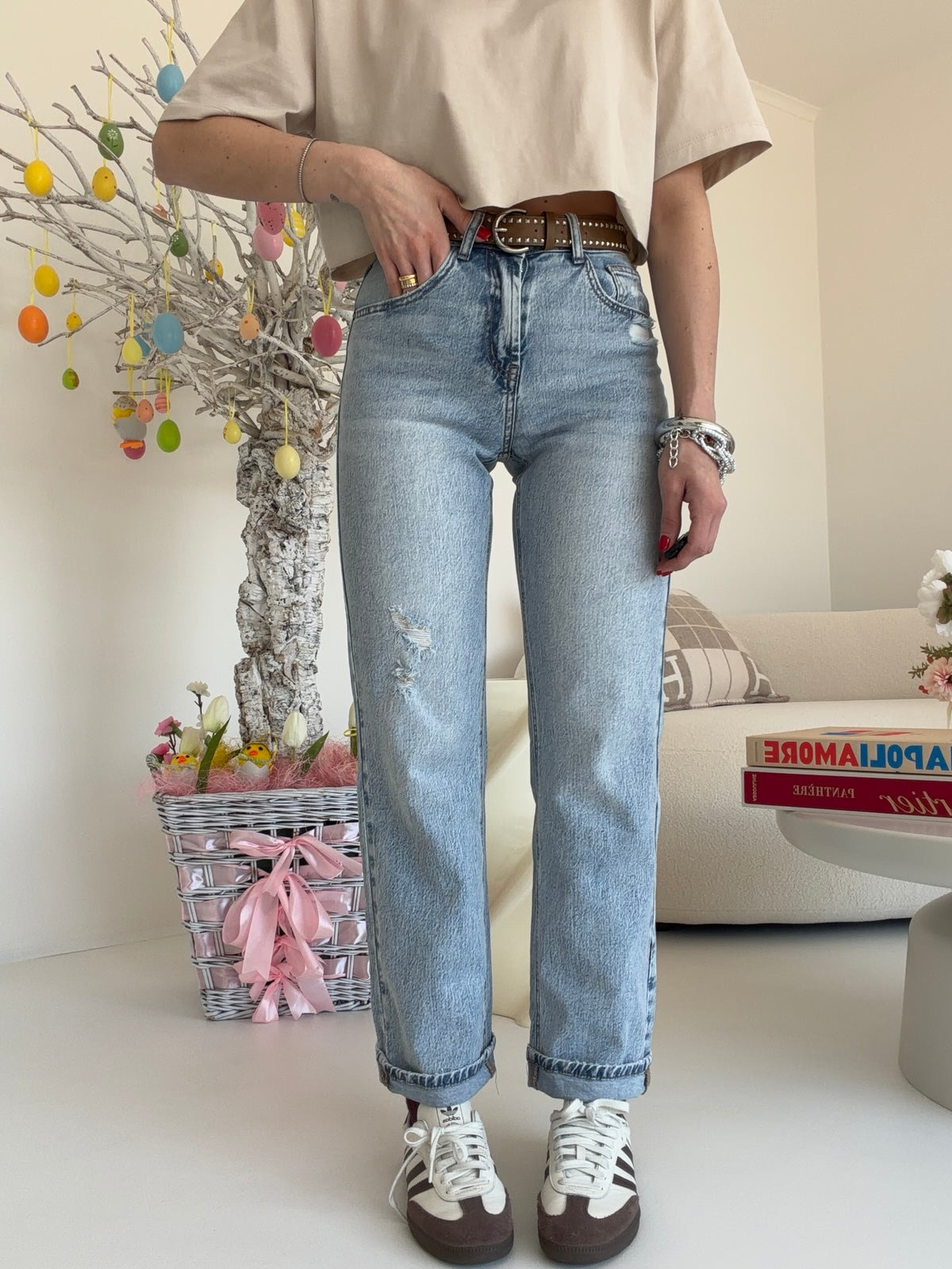 D130-JEANS MOM+CINTURA CON BORCHIE