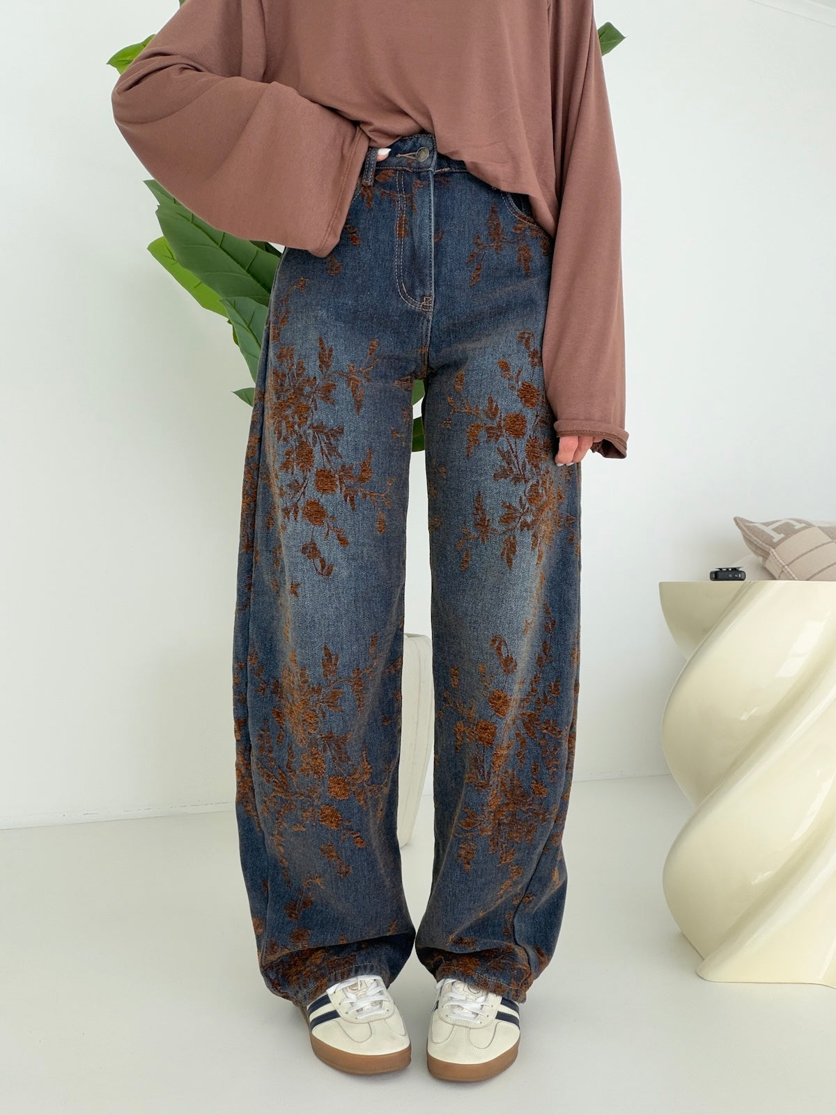 L1002-JEANS BARREL FLOWER CHOCO