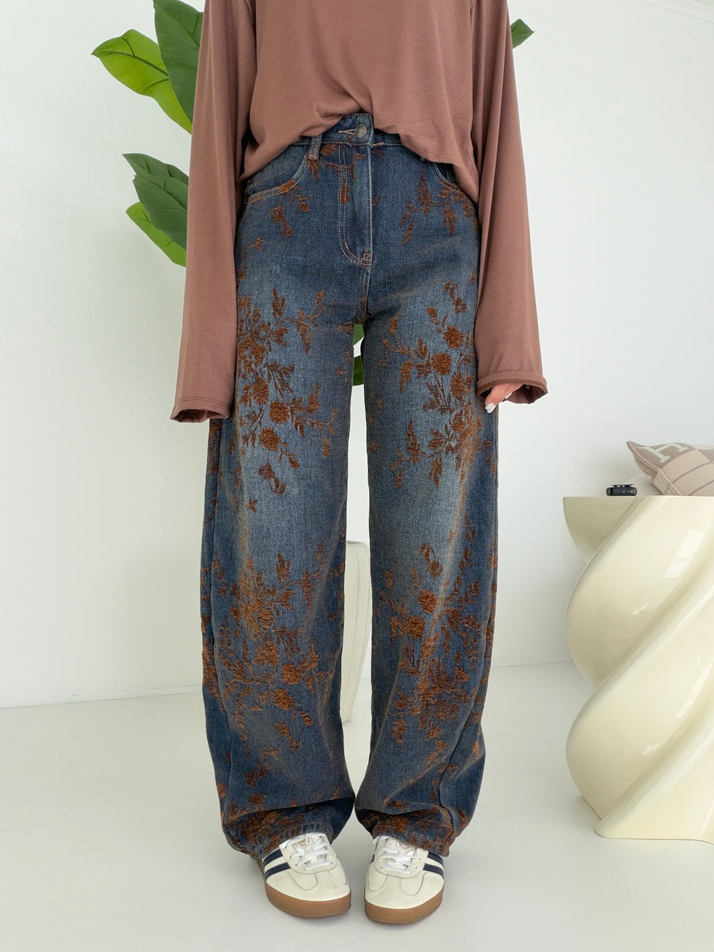L1002-JEANS BARREL FLOWER CHOCO