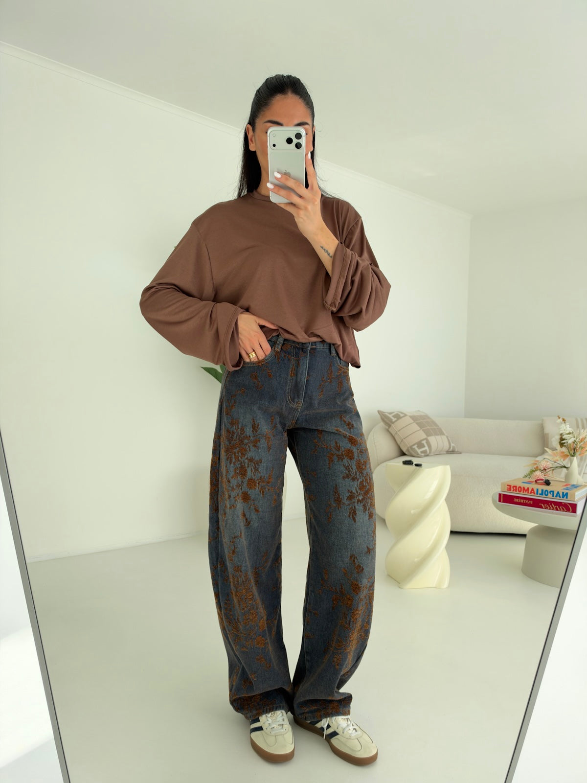 L1002-JEANS BARREL FLOWER CHOCO